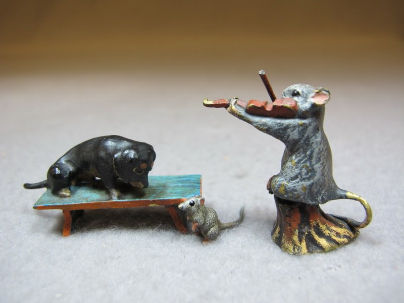 Franz BERGMAN (1898-1963) Vienna bronze dog & mouses: Franz BERGMAN (1898-1963) Vienna bronze dog & mouses sculpture, original painting and signed. Dog: 3/4” H x 2” W x 5/8” D, Mouse: 1 1/4” H. Shipping in USA is $ 20.00 plus insurance. Internati