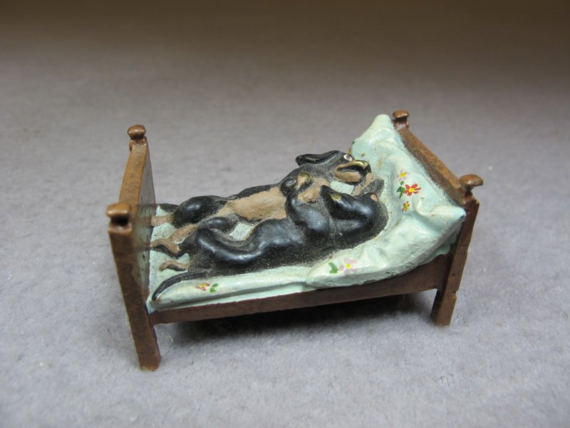 Franz BERGMAN (1898-1963) Vienna bronze 2 dogs on a bed: Franz BERGMAN (1898-1963) Vienna bronze 2 dogs on a bed sculpture, original painting, marked. 1 1/8” H x 2” W x 1 1/8” D. Shipping in USA is $ 10.00 plus insurance. International bidders ask for