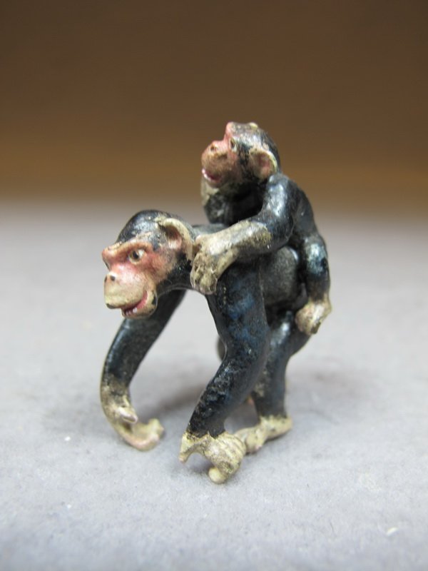 Franz BERGMAN (1898-1963) Vienna bronze 2 monkees sculp: Franz BERGMAN (1898-1963) Vienna bronze 2 monkees sculpture, marked. 1 1/2” H x 3 1/4” W x 1 1/8” D. Shipping in USA is $ 10.00 plus insurance. International bidders ask for shipping before bid.