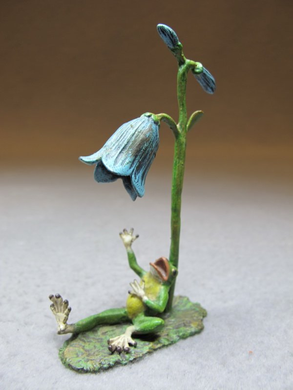 Franz BERGMAN (1898-1963) Vienna bronze frog & flower: Franz BERGMAN (1898-1963) Vienna bronze frog & flower sculpture, marked, original painting. 3 5/8” H x 2 1/8” W. Shipping in USA is $ 10.00 plus insurance. International bidders ask for shipping b
