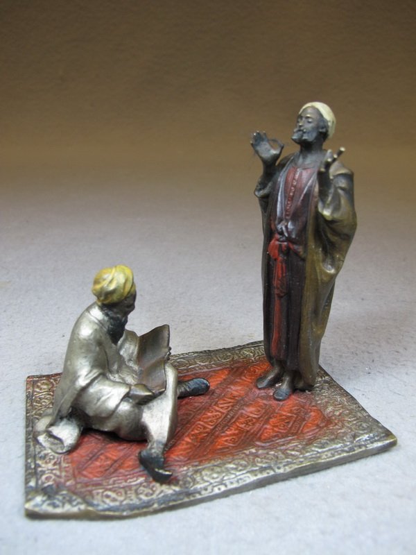 Franz BERGMAN (1898-1963) Vienna bronze men praying scu: Franz BERGMAN (1898-1963) Vienna bronze men praying sculpture, signed, original painting. 4” H x 4 1/4” W x 2 3/4” D. Shipping in USA is $ 10.00 plus insurance. International bidders ask for shi