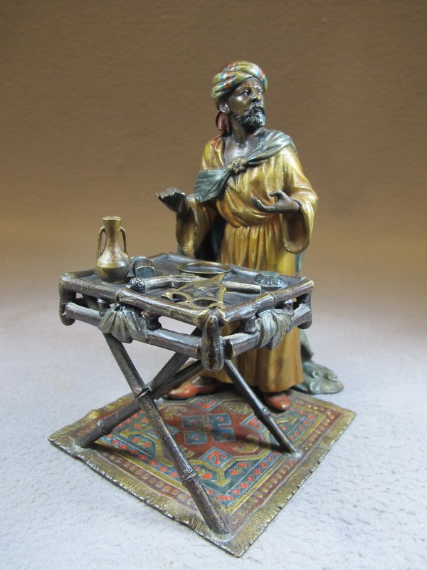 Franz BERGMAN (1898-1963) Vienna bronze sales man sculp: Franz BERGMAN (1898-1963) Vienna bronze sales man sculpture, signed, original painting. 7 3/4” H x 4 1/2” W x 6 1/2” D. Shipping in USA is $ 12.00 plus insurance. International bidders ask for s
