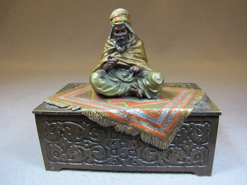 Franz BERGMAN (1898-1963) Vienna bronze man seated box: Franz BERGMAN (1898-1963) Vienna bronze man seated box, signed, original painting. 6” H x 6 1/8” W x 3 5/8” D. Shipping in USA is $ 12.00 plus insurance. International bidders ask for shipping b