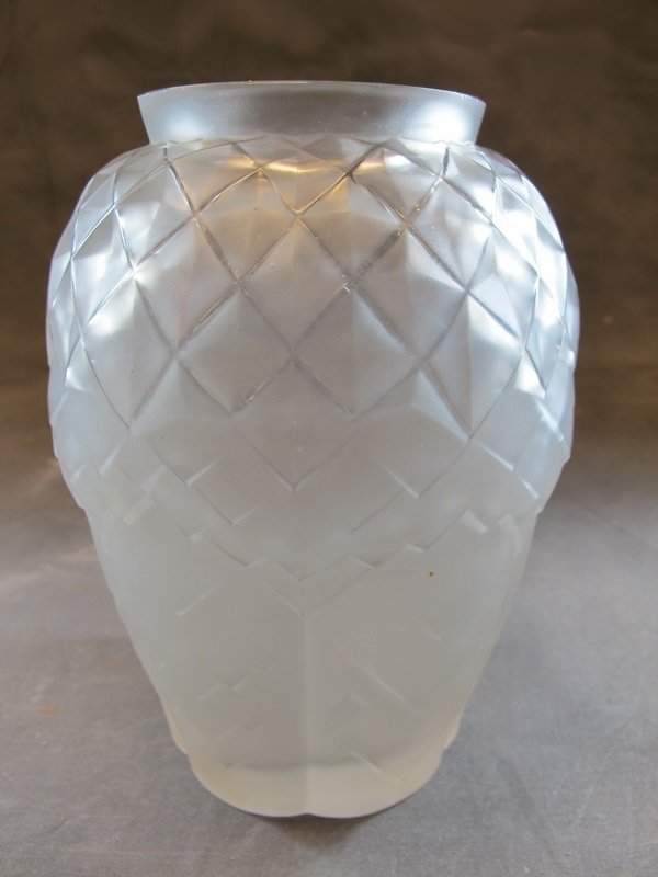 Andre HUNEBELLE Art Glass vase: Andre HUNEBELLE Art Glass vase, signed. 7 1/8” H. Shipping in USA is $ 40.00. USA or International bidders ask for shipping before bid.