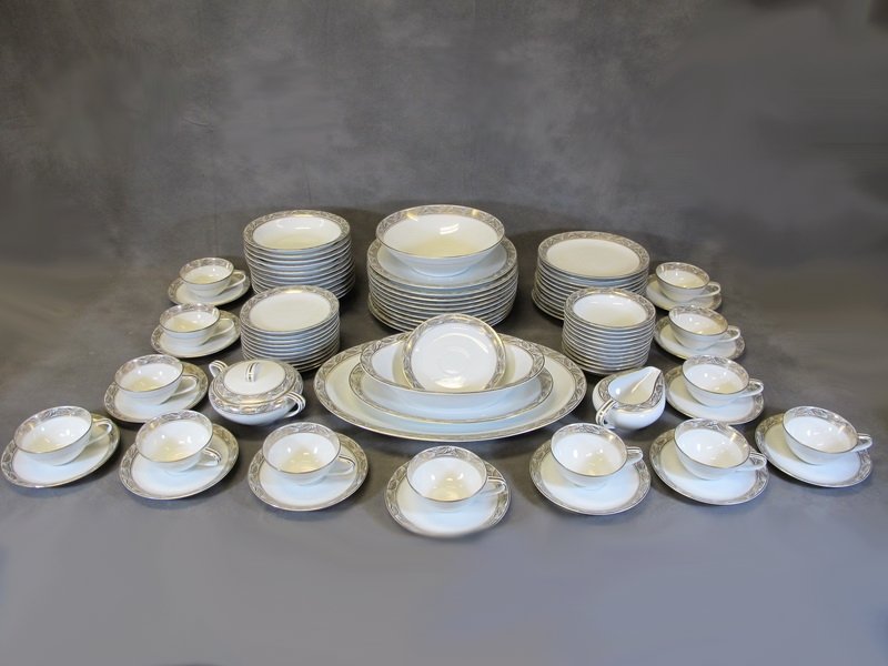 Vintage Noritake 91 pcs set for 12: Vintage Noritake 91 pcs set for 12, 11 dinning plates, 12 salad plates. 11 desert plates, 12 soup bowls, 12 salad bowls, 13 teacups, 14 saucers, 1 sugarpot, 1 creamer, 1 large oval tray, 1 medium oval