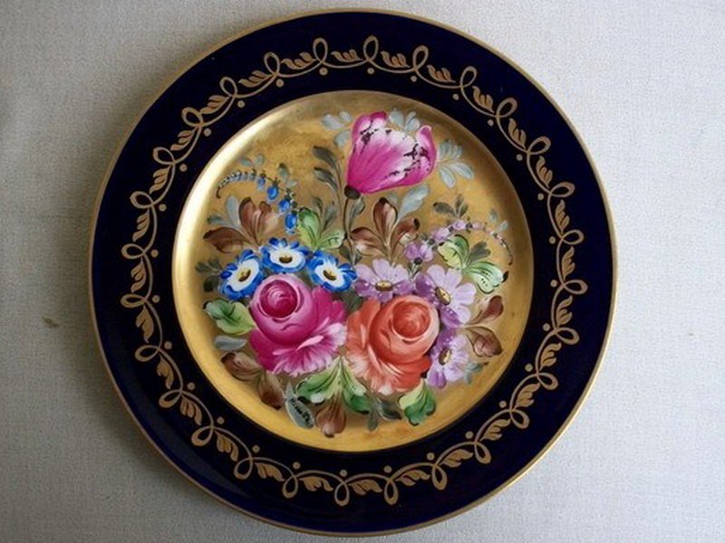 Antique Limoges porcelain plate: Antique Limoges porcelain plate, signed. 9 3/4" diameter. Shipping in USA is $ 20.00. International bidders ask before bid.