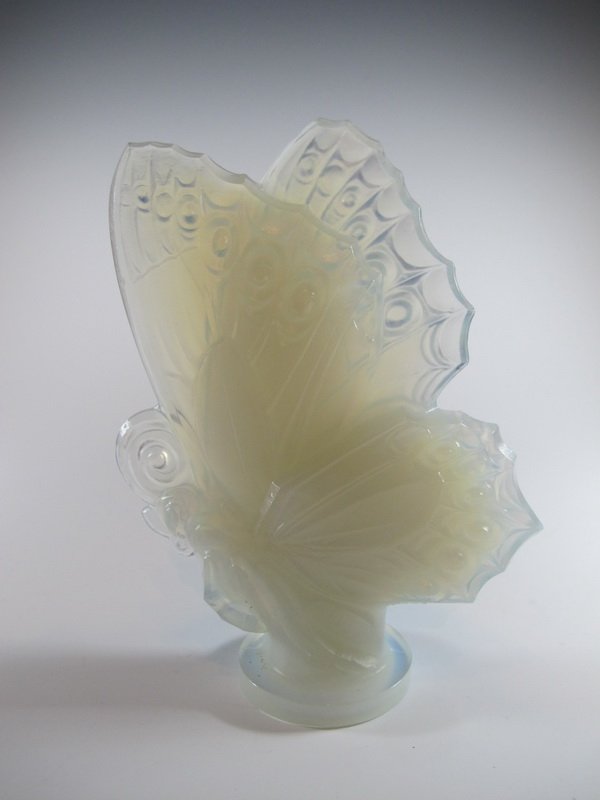 Old Sabino opalescent glass butterfly sculpture: Old Sabino opalescent glass butterfly sculpture, signed. 6 1/4” H x 4 5/8” W. Shipping in USA is $ 20.00. International bidders ask for shipping before bid.
