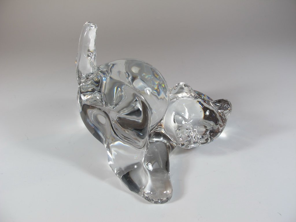 Hadeland glass cat sculpture: Hadeland glass cat sculpture, signed. 4” H x 4 1/4” W x 4” D. Shipping in USA is $ 10.00. International bidders ask for shipping before bid.