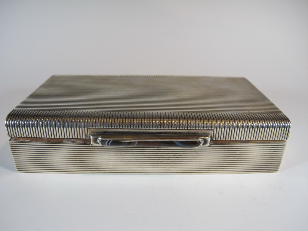Sterling 925 European weighted box: Sterling 925 European weighted box. 2” H x 8 3/4” W x 4 3/4” D. Shipping in USA is $ 25.00. International bidders ask before bid.