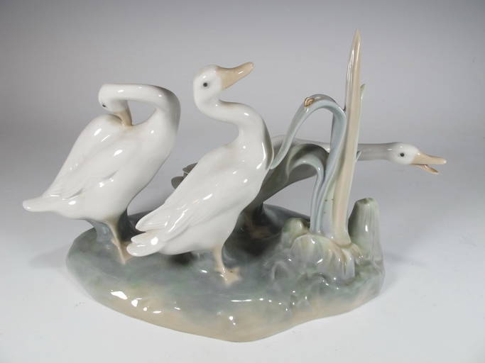 Spanish Lladro 3 Swans Porcelain Statue