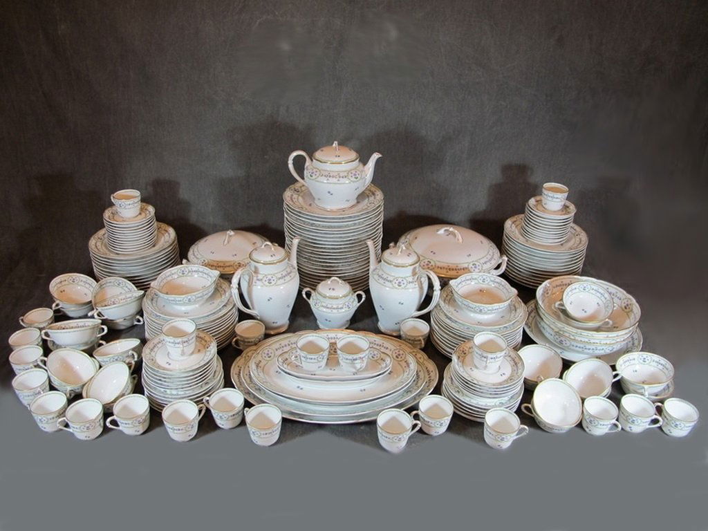 Great Limoges Bernardaud Barbeaux 184 pcs porcelain set: Great Limoges Bernardaud Barbeaux 184 pcs porcelain set, marked. 23 dinning plates, 2 soup bowls, 3 salad bowls, 1 cake plate, 6 oval trays, 1 teapot, 1 coffeepot, 1 sugarpot, 1 milkpot, 2 sauce bowls