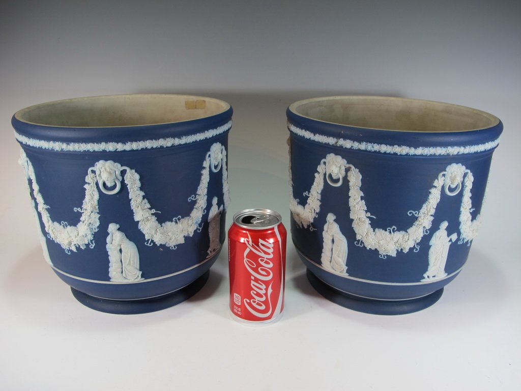 Antique English pair of Wedgwood porcelain vases (1 of 8)