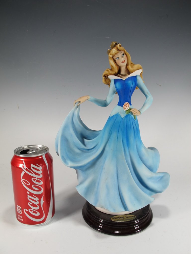 Sleeping Beauty, Giuseppe Armani 2000 Disney figurine: Sleeping Beauty, Giuseppe Armani 2000 Disney figurine. 11 5/8" H. Shipping in USA is $ 35.00. International bidders ask before bid.