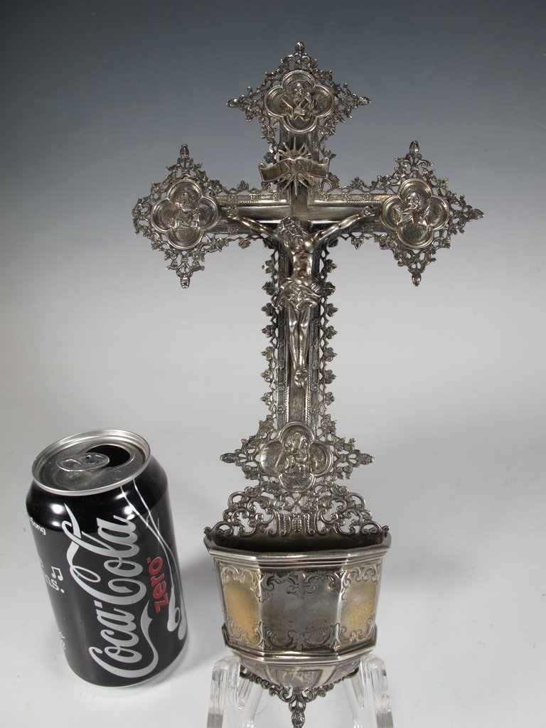 Antique Spanish 915 silver holly water: Antique Spanish 915 silver holly water, marked. 11 3/4” H. Weight: 235 grams (7t oz 11.10851 dwt). Shipping in USA is $ 40.00.International bidders ask for shipping before bid.