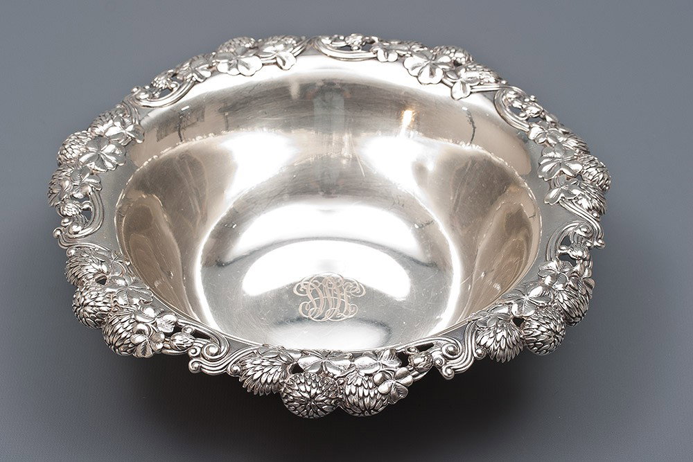 Silver fruit bowl Tiffany & CO.: Silver fruit bowl decorated with clover flowers. Maker: Tiffany & CO. 540 gr./17,4 oz Size: H -2 ¾” (7 cm.) D- 10” (25,5 cm.)