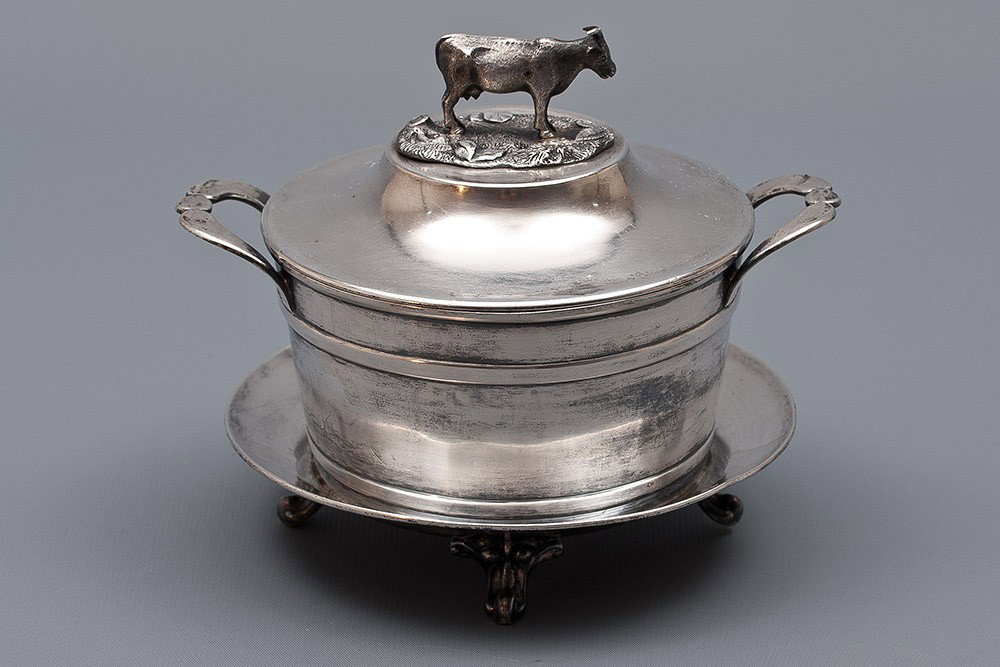 Sterling silver batter dish, Galle & Willis, New Y: Sterling silver batter dish, Galle & Willis, New York. Gorgeous batter bowl with decoration of cow on the cover. 379 gr./12,18 oz Size: H- 5 ¼” (13,5 cm.) D top- 4 ¾” (12 cm.)