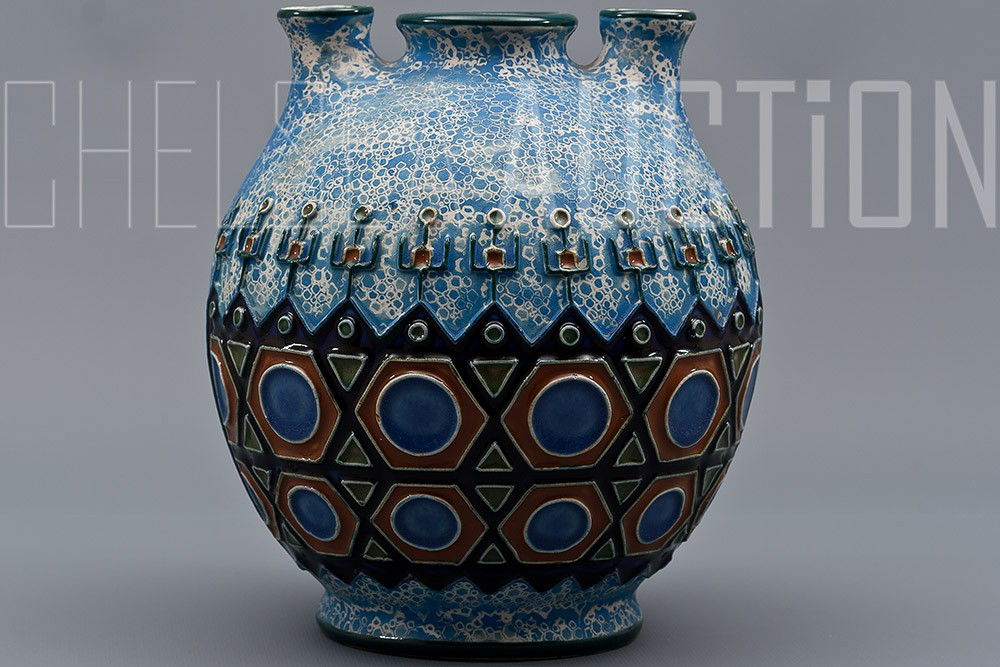 Riessner, Stellmacher & Kessel Amphora, c. 1918: Riessner, Stellmacher & Kessel Amphora, a pottery factory in Trnovany, Czech Republic. c. 1918 Size: H- 7 ½”