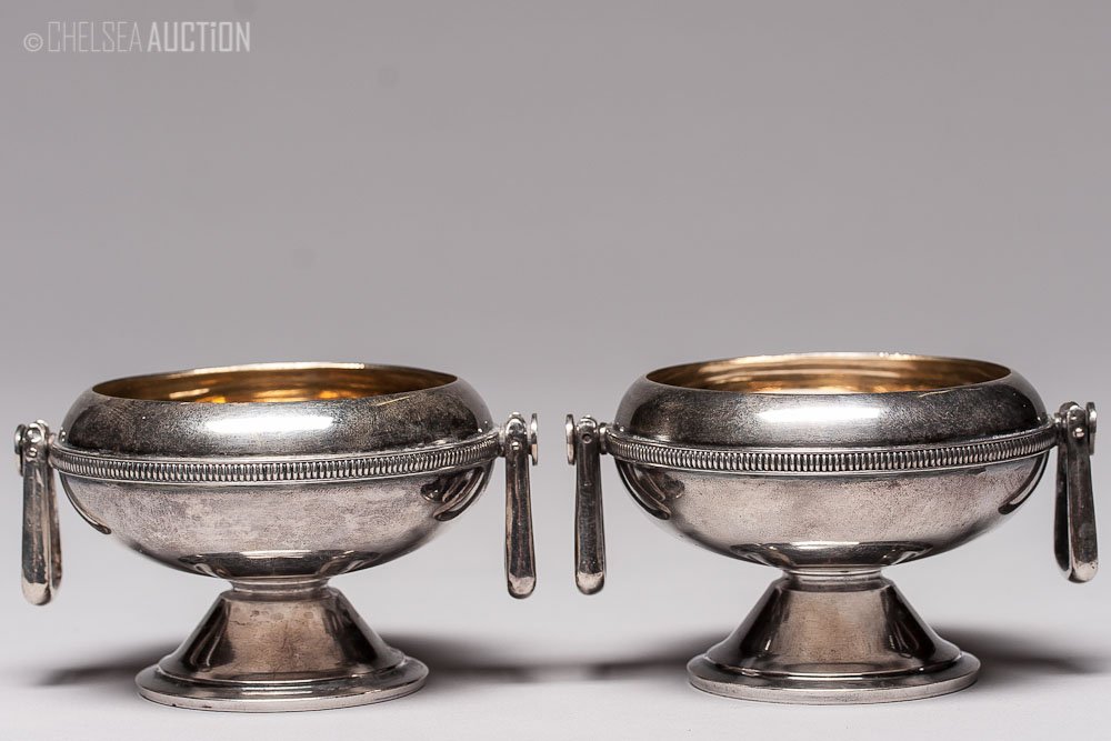 19th C. English Sterling Salt Cellars by Gorham: Two English sterling silver salt cellars, mid 19th Century by Gorham. Hallmarked on the bottom. SIZE: H 1 3/4 in and D 3 in (4.5cm x 7.5cm) WEIGHT: 4.66 ozt (145 g)