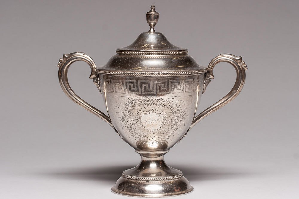 19th C. American Silver Urn 13 ozt: American silver covered urn with handles, circa 1855-1863. Hallmarked "Hayden & Whilden". Weight: 13 ozt (404 g)