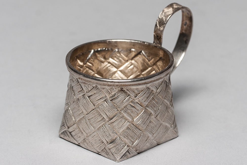 19th C. Russian Silver Vodka Cup: 1889 Russian silver vodka cup in a style of birch tree bark. Hallmarked St. Petersburg, 84 standard (875/1000 silver), maker mark Cyrillic "I S" Ignatii Sazikov. SIZE: L 1 3/4 in and W 2 1/4 in (4cm x