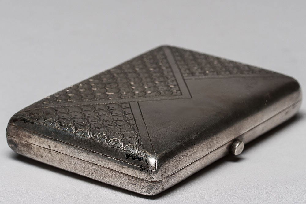 19th C. Russian Silver Cigarette Case: 19th Century Russian Silver cigarette case. Hallmark 84 standard (875/1000 silver). SIZE: L 3 3/4 in and W 2 1/2 in (9.5cm x 6.5cm) Weight: 115.3 g