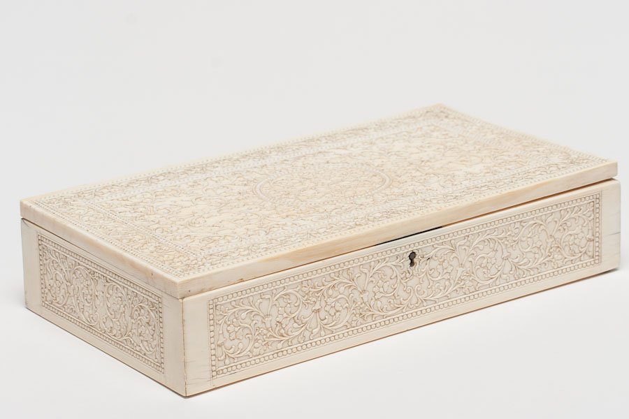 An Antique Ivory Box, Continental/Russian: An antique ivory box beautifully decorated with carvings on all five sides, Continental/Russian. SIZE: H 1 3/4 in (4,5 cm); L 8 in (20,5 cm); W 4 1/2 in (11,5 cm).
