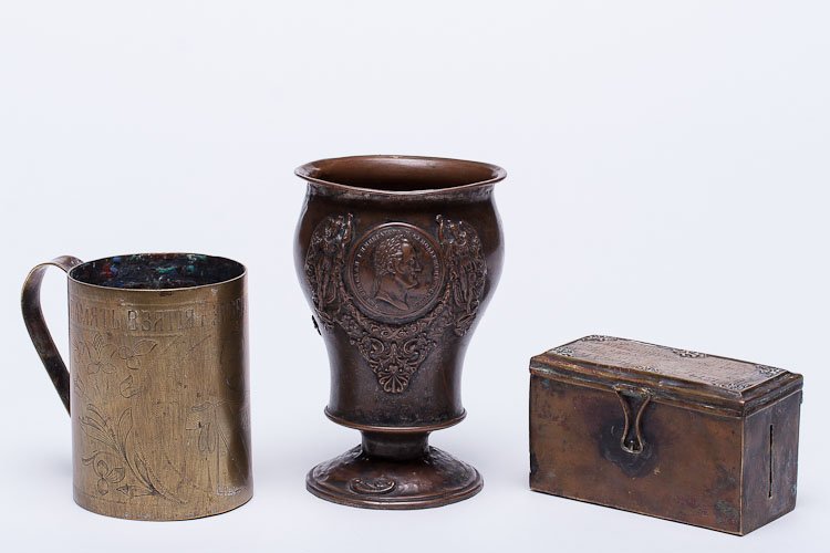 A Lot Of Two Russian Cups & A Collection Box: A lot of Russian items: brass commemorative cup, written on the cup In Memory Of Taking Erzurum Feb. 3rd 1916 (1st World War), a copper commemorative cup of Nicholas I of Russia and Alexandra Feodorov