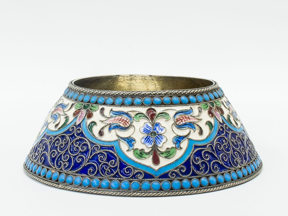 A RUSSIAN SILVER & ENAMEL SALT: A Russian silver-gilt and cloisonne enamel salt. Hallmarked 1899-1908, Moscow, 84 standard (875/1000 silver), silversmith N.E. (Cyrillic). SIZE: bottom D 3 1/4 in (8.3 cm), weight 2.6 oz (74g).