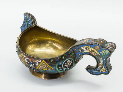 A RUSSIAN SILVER & ENAMEL KOVSH: A Russian silver-gilt and cloisonne enamel kovsh. Hallmarked 1899-1908, Moscow, 84 standard (875/1000 silver). SIZE: L 4 in (10 1/8 in), weight 3.8 oz (108g).