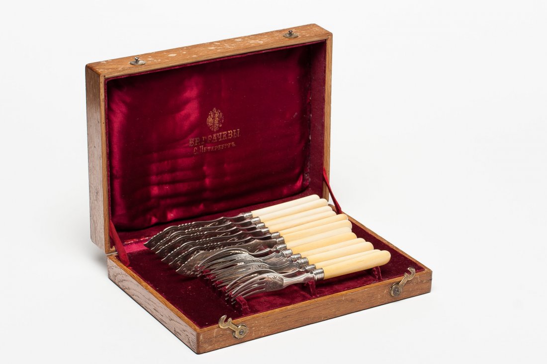 A RUSSIAN SILVER FISH SET, BR. GRACHEV: A Russian silver fish set, 12 pieces, 19th century. Hallmarked Saint Petersburg, 84 standard (875/1000 silver), maker mark Cyrillic Br. Grachevy. The set is sold with original fitted wooden case. WEIG