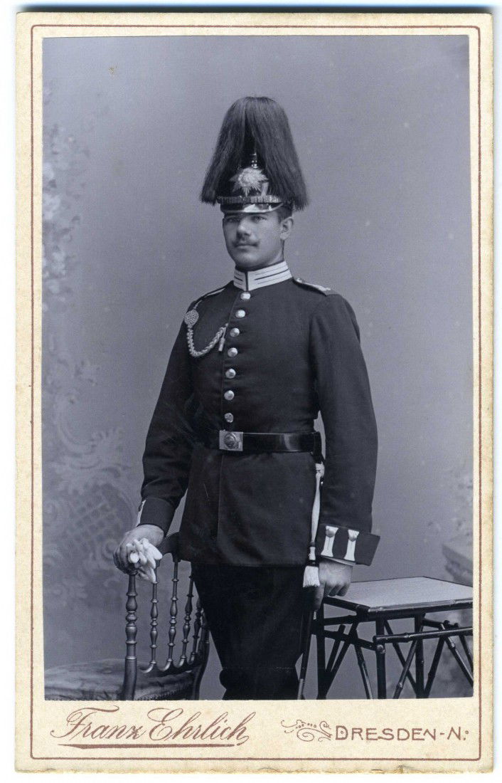 Deutsches Reich, Sachsen, um 1900, Offizier. Hartk: Deutsches Reich, Sachsen, um 1900, Offizier. Hartkartonagefoto, Franz Ehrlich, Dresden-N., 92 x 59 mm. Angelegte Schützenschnur mit einer Eichel und aufgezogener Pickelhaube mit Paradebusch. Dazu ein