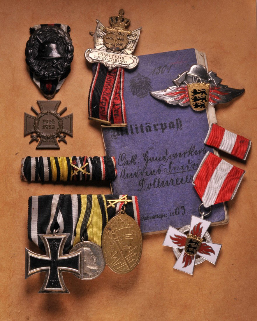 Nachlass des Friedrich Dollmeier. Bestehend aus de: Nachlass des Friedrich Dollmeier. Bestehend aus der Ordensspange: 1.) Preußen: Eisernes Kreuz, 1914, 2. Klasse; 2.) Württemberg: Militär-Verdienstmedaille, in Silber; 3.) Deutsches Reich: Kriegsden