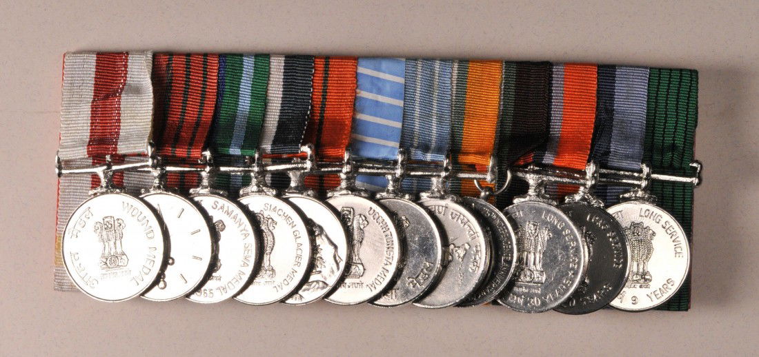 Große genähte Ordensspange mit 12 Auszeichnungen.: Indien Große genähte Ordensspange mit 12 Auszeichnungen. 1.) Verwundeten Medaillen 2.) Allgemeine Einsatzmedaille 1947 3.) Allgemeine Einsatzmedaille 1965 4.) Siachen Gletscher Medaille 5.) Einsatzm