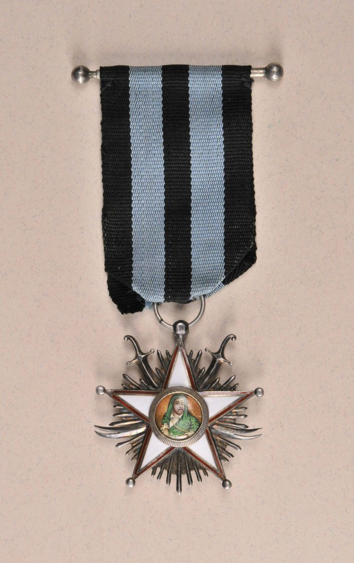 Militärischer Orden vom Schwert Alis Ritterkreuz.: Persien Militärischer Orden vom Schwert Alis Ritterkreuz. Silber teilweise vergoldet mehrteilig gefertigt gepunzt teilweise emailliert Medaillon mit feiner Malerei am Bande mit Tragespange. Kreuzarms
