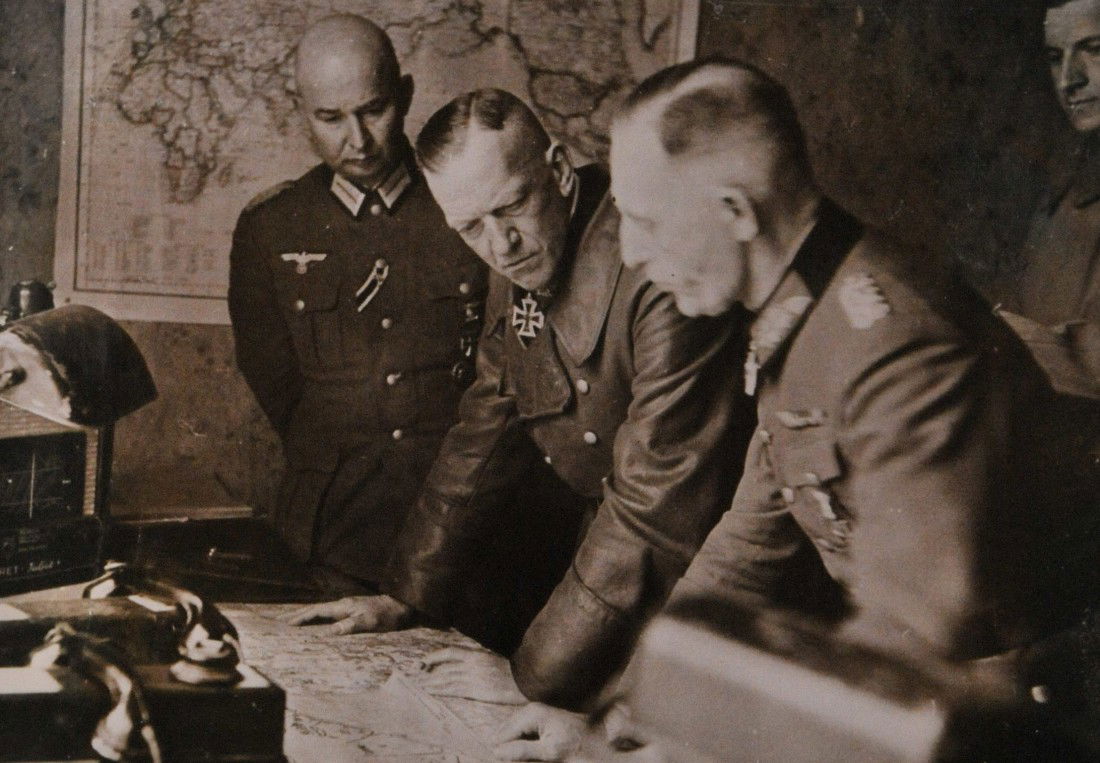 Deutsches Reich 2. Weltkrieg Pressefoto Lot von: Fotoalben Deutsches Reich 2. Weltkrieg Pressefoto Lot von H. Hoffmann Berlin. Pressefotos zumeist 181 x 129 mm. Rückseitig Stempel von Heinrich Hoffmann Berlin und Bezeichnung u.a. Generale Ritterkre