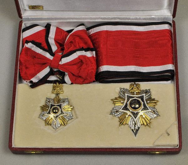 Egypt - Merit Order 4. type (since 1984) Grand Cross: Egypt - Merit Order 4. type (since 1984) Grand Cross Set in case. 1.) Badge: Silver partially gilded multiple parts device enamelled several hallmarks and arabic maker mark on ready to wear sash 2.) S