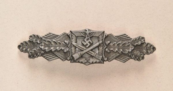 Germany (1933-1945) - Close Combat Clasp in Bronze: Germany (1933-1945) - Close Combat Clasp in Bronze. Zinc remainings of bronze left chip in iron the needle system Buntmetall reverse marked FLL (Friedrich Linden LÃ¼denscheid).#DO3 1.14.2 NM3 7.06.0