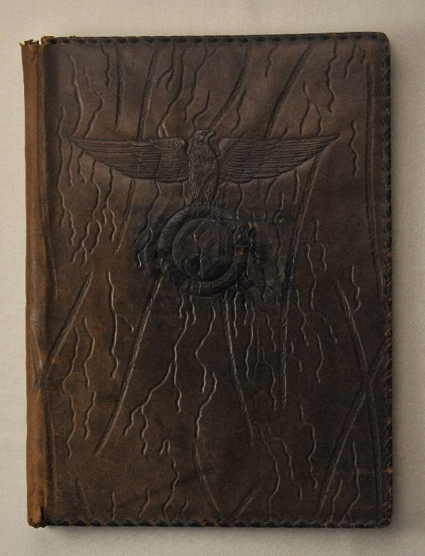 Germany (1933-1945) - Party-leather-briefcase.: Germany (1933-1945) - Party-leather-briefcase. Leather linen interior large eagle and swastika on the cover.#401 x 305 mm. Deutsches Reich (1933-1945) - Partei-Ledermappe. Leder Leinenfutter groÃŸer