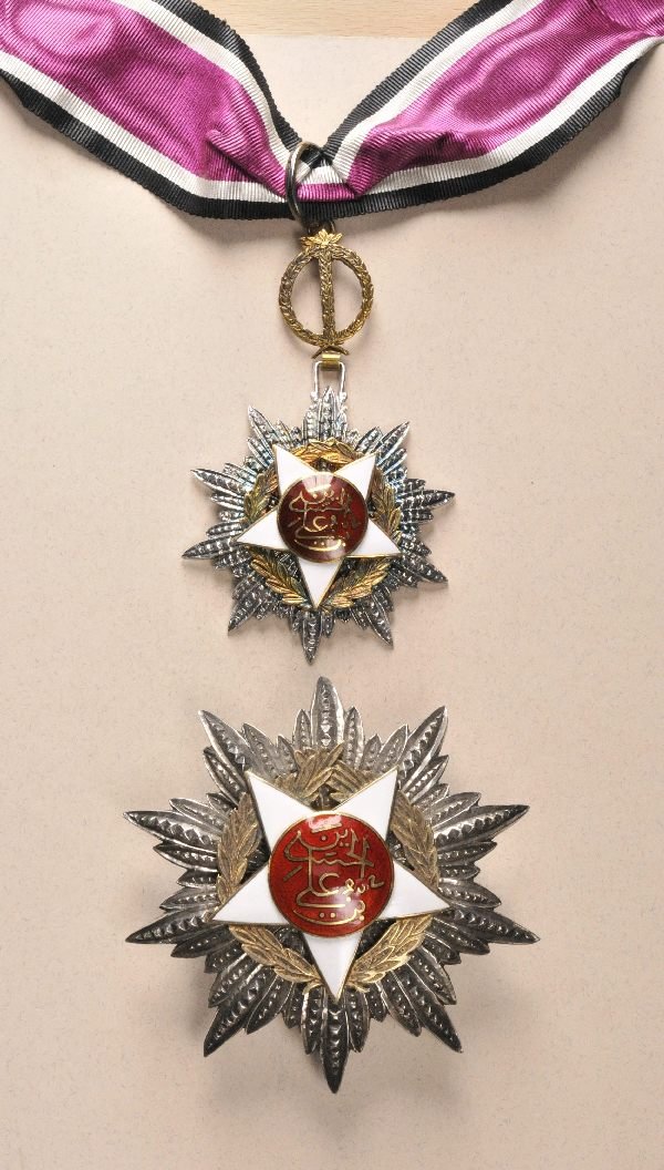Jordan - Order of Independence (Ali-Istiqulal-Orde: Jordan - Order of Independence (Ali-Istiqulal-Order) 1. model (1921-1948) 2. class set. 1.) Badge: Silver partially gilded and enamelled multiple parts several hallmarks among those Garrard & Co. Lond