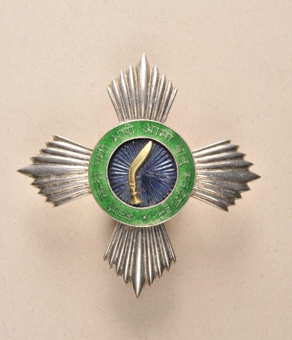 Nepal - Trishakti-Patta-Order star to the 2. class: Nepal - Trishakti-Patta-Order star to the 2. class. Silver medallions partially gilded enamelled and laquered multiple parts construction on pin. Rare.#VPI2 S. 229. 84 x 83 mm820 g. Nepal - Trishakti-