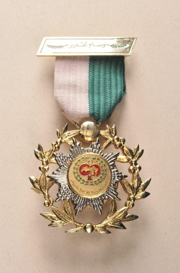 Saudi Arabia - Riad-Merit-Order.: Saudi Arabia - Riad-Merit-Order. Gilded silvered multiple parts on ready to wear ribbon with broach.#63 x 69 mm931 g m.B. Saudi-Arabien - Riad-Verdienst-Orden. Vergoldet versilbert mehrteilig gefertig
