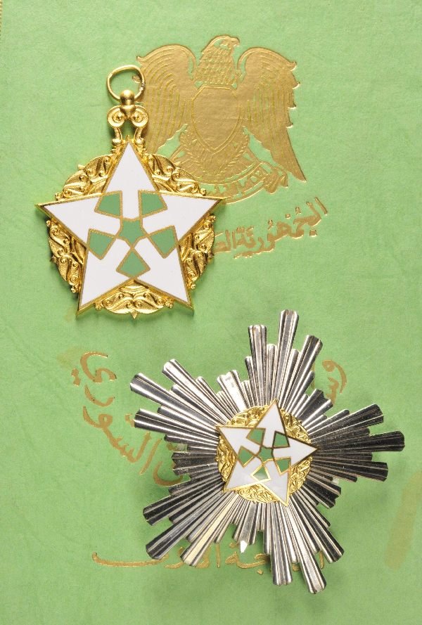 Syria - Civil Merit Order 1. model (since 1953) gr: Syria - Civil Merit Order 1. model (since 1953) grand cross set in case. 1.) Badge: Buntmetall gilded partially enamelled 2.) Star: Body silver device Buntmetall giled partially enamelled medallion re