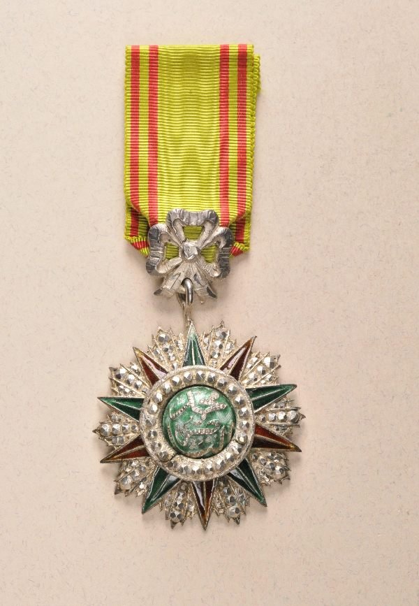 Tunesia - Order of Glory (Nishan Iftikhar) 2. mode: Tunesia - Order of Glory (Nishan Iftikhar) 2. model 4. issue (Mohammed el Naceur - 1906-1922) 4. class. Silver diamond cut and enamelled on ribbon surface chips to the medallion.#VPI2 S. 427. 71 x 47 