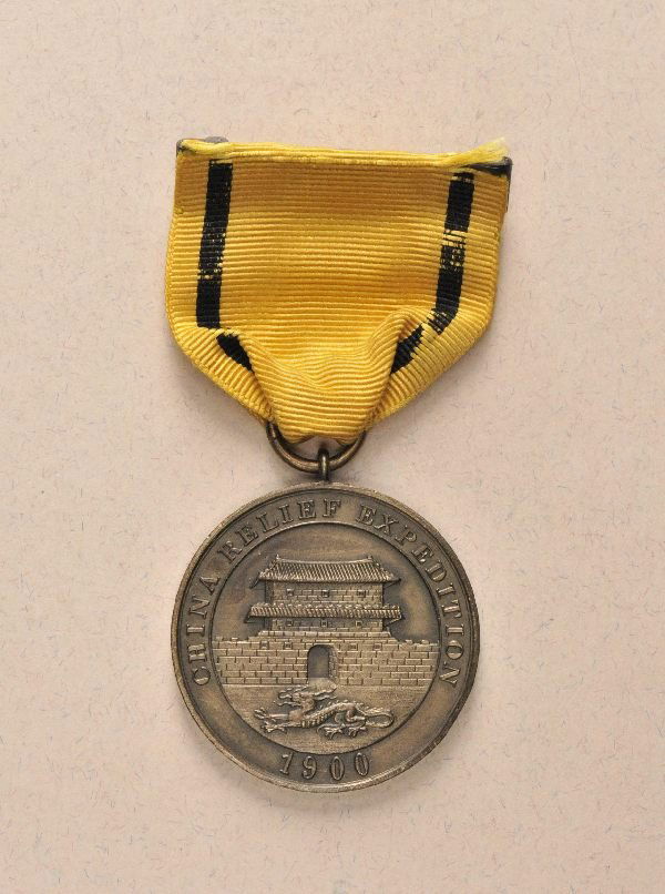 United States of America - China Relief-Expedition: United States of America - China Relief-Expedition Medal Navy 2. type. Bronze rim number 786 on ribbon of the 1. type Split-Broach.#ST2 S. 290f. Ã˜ 33 mm204 g m.B. Vereinigte Staaten von Amerika (US
