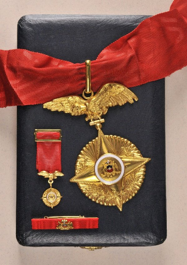 Chile - Honor Decoration of the Armed Forces for Milita: Chile - Honor Decoration of the Armed Forces for Military Merit, Department of Officers, 1. class for 30 Years of Service, in box. Bronce gilded, multiple parts medallion partially enamelled and rivet