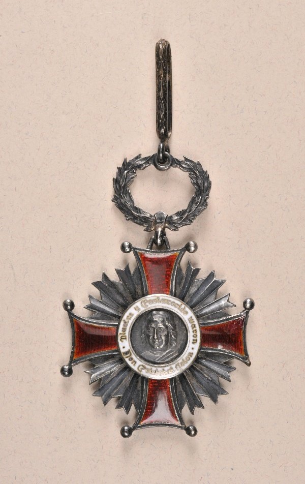 Dominican Republic - Columbus Order, commanders cross.: Dominican Republic - Columbus Order, commanders cross. Silver, partially enamelled, chiseled, mutliple parts, on movable hanger, one arm with enamel damage, one ball missing. Rare.#VPI2 S. 27. 72 x 49