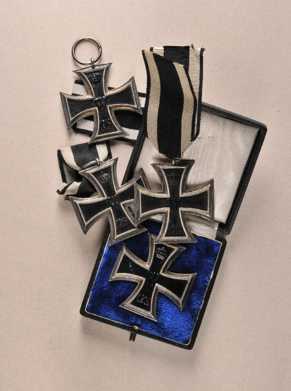 Prussia - Lot of 4 Iron Crosses, 1914.: Prussia - Lot of 4 Iron Crosses, 1914. 1.) 1. class, KO hallmark, in case of issue with Iron Cross image on the top, 2./4.) 2. class, each with maker mark, on ribbon. Preussen - Lot von 4 Eisernen Kre