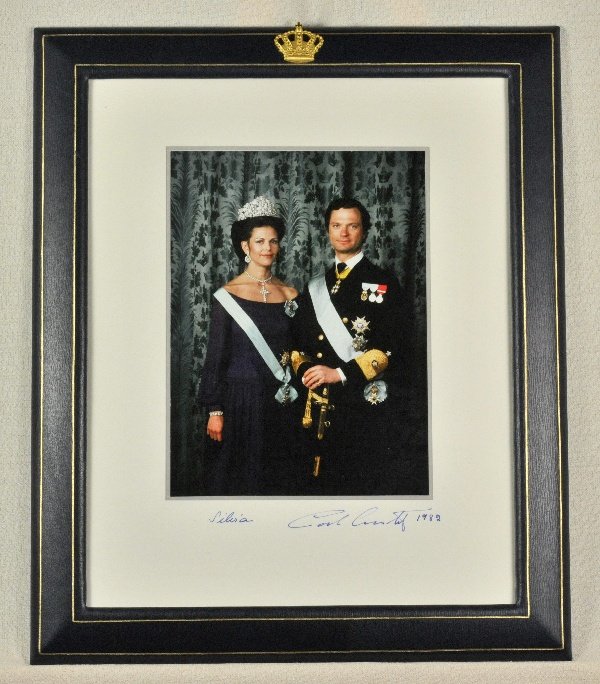 Autographs - Carl XVI. Gustav.: Autographs - Carl XVI. Gustav. (1946), since 1973 King of Sweden, presentation photo with autograph, dated Silesia 1982, half size portrait with wife Silvia, in official frame, in cardboard box.#353 x