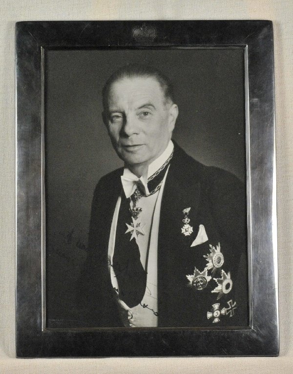 Autographs - von Thurn and Taxis, Prince Franz Joseph.: Autographs - von Thurn and Taxis, Prince Franz Joseph. (1893-1971), dated autograph 1963, half portrait in frack with orders, in silver frame, upper part with engraved prince-head. Rare and impressive