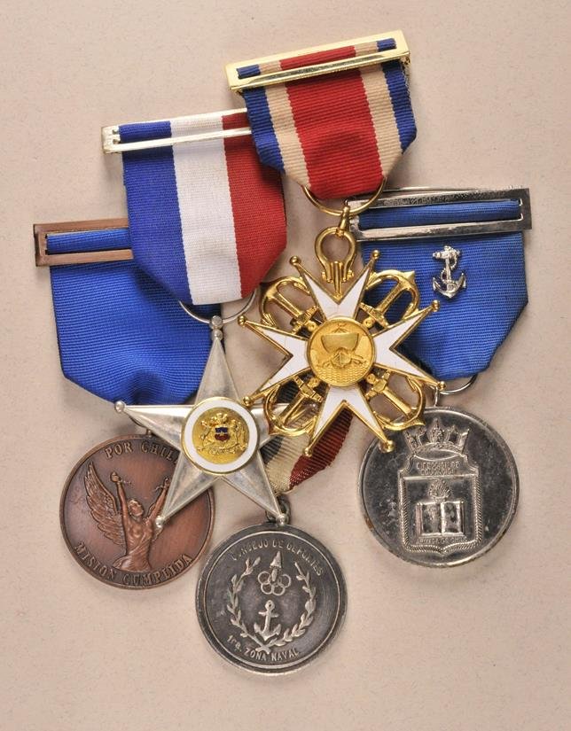 Chile - Lot of 5 decorations.: Chile - Lot of 5 decorations. Various, all on ready to wear ribbons, one engraved. Chile - Lot von 5 Auszeichnungen. Diverse, alle an konfektionierten Bändern, eine graviert.